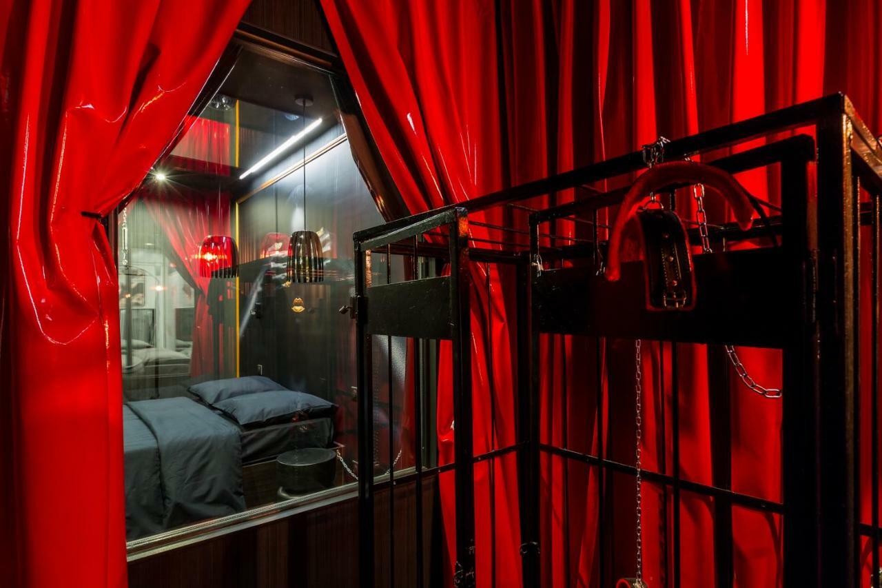 Love Hotel Avec Nuit Insolite Au Dandy Et Jacuzzi Privatise (Adults Only) Париж Екстер'єр фото
